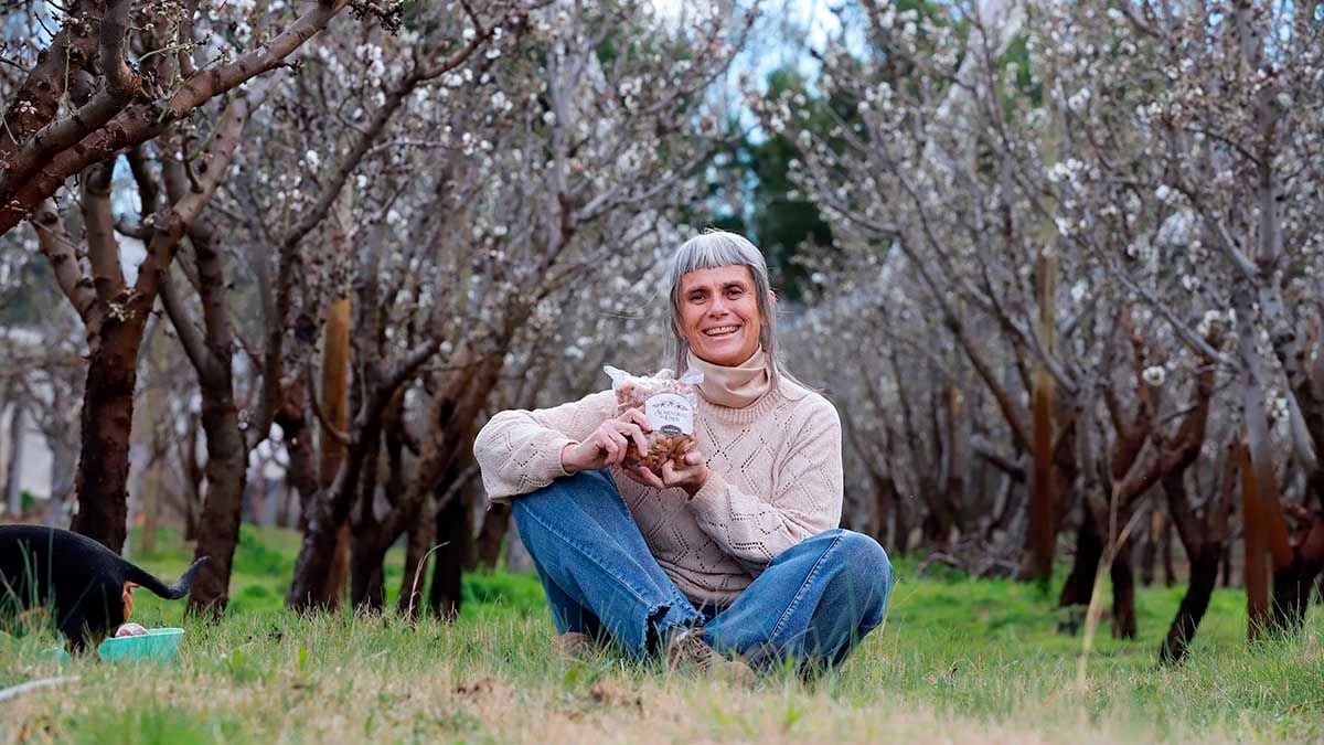 Plottier, una jubilada y un almendral que nació entre los yuyos del Limay