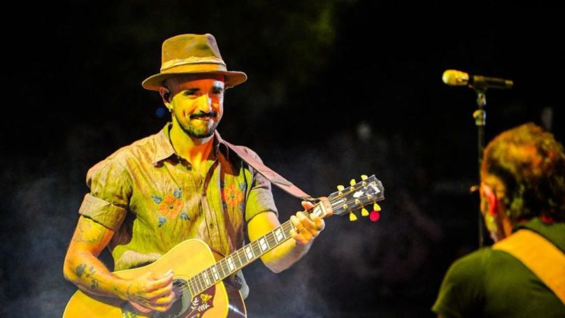 Abel Pintos vuelve a Córdoba con un show que se rompió la cabeza pensando y trae un analgésico como estandarte