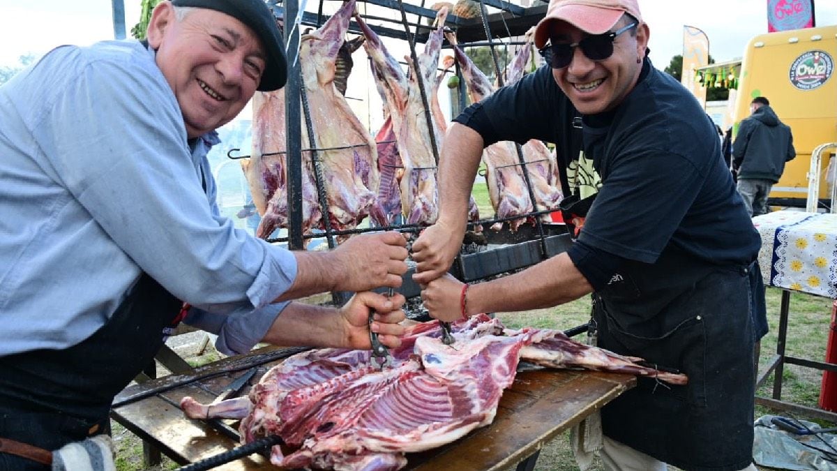 Más de noventa puestos y dos jornadas a pura cocina: Confluencia de Sabores llenó el Parque Jaime de Nevares