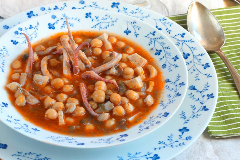 Garbanzos con calamares: veinte minutos contra el mito del guiso de mariscos largo y trabajoso