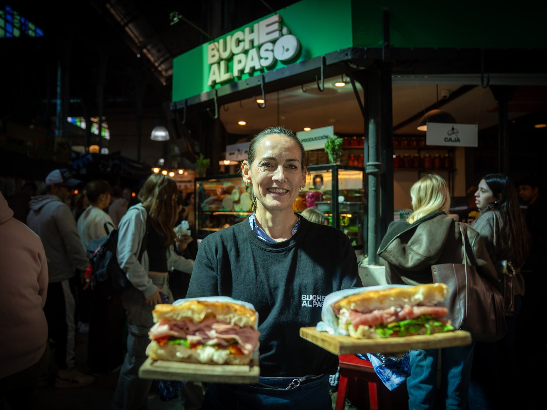 Buche al paso: la sanguchería del Mercado de San Telmo que vende cien sándwiches por día