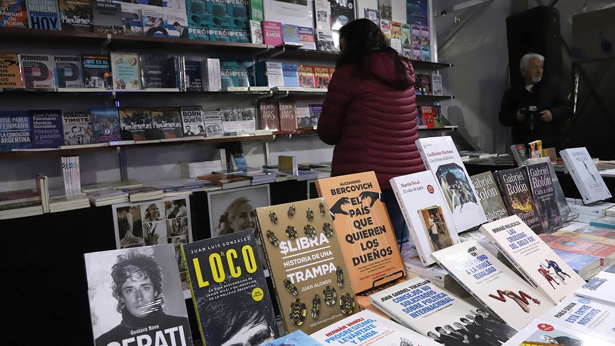 El Parque Central se llenó de libros baratos: arrancó la Feria del Libro de Neuquén y hay títulos desde 2.000 pesos