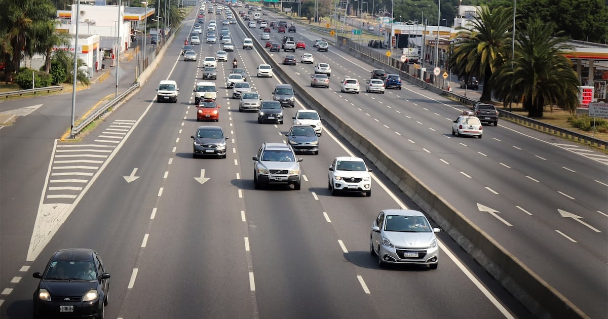 La transición eléctrica argentina avanza en las concesionarias pero no en las calles: el parque seguirá siendo naftero al menos hasta 2031
