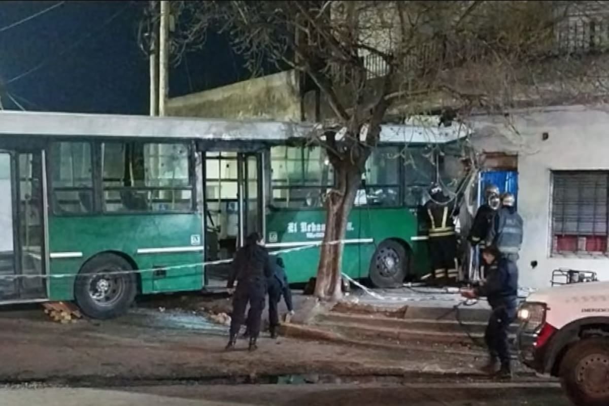 Un colectivero de la línea 527 murió al incrustar el micro contra una casa en Temperley y la causa lleva seis días sin avances