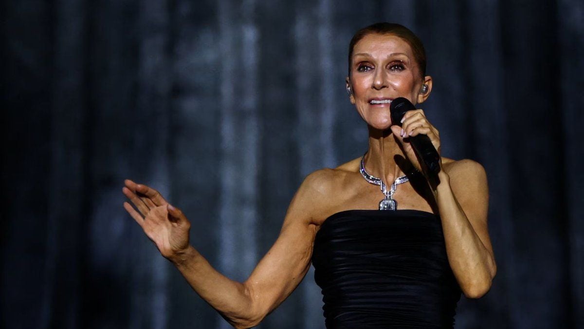 Celine Dion volvió a cantar en París y se rompió en llanto antes de la segunda estrofa