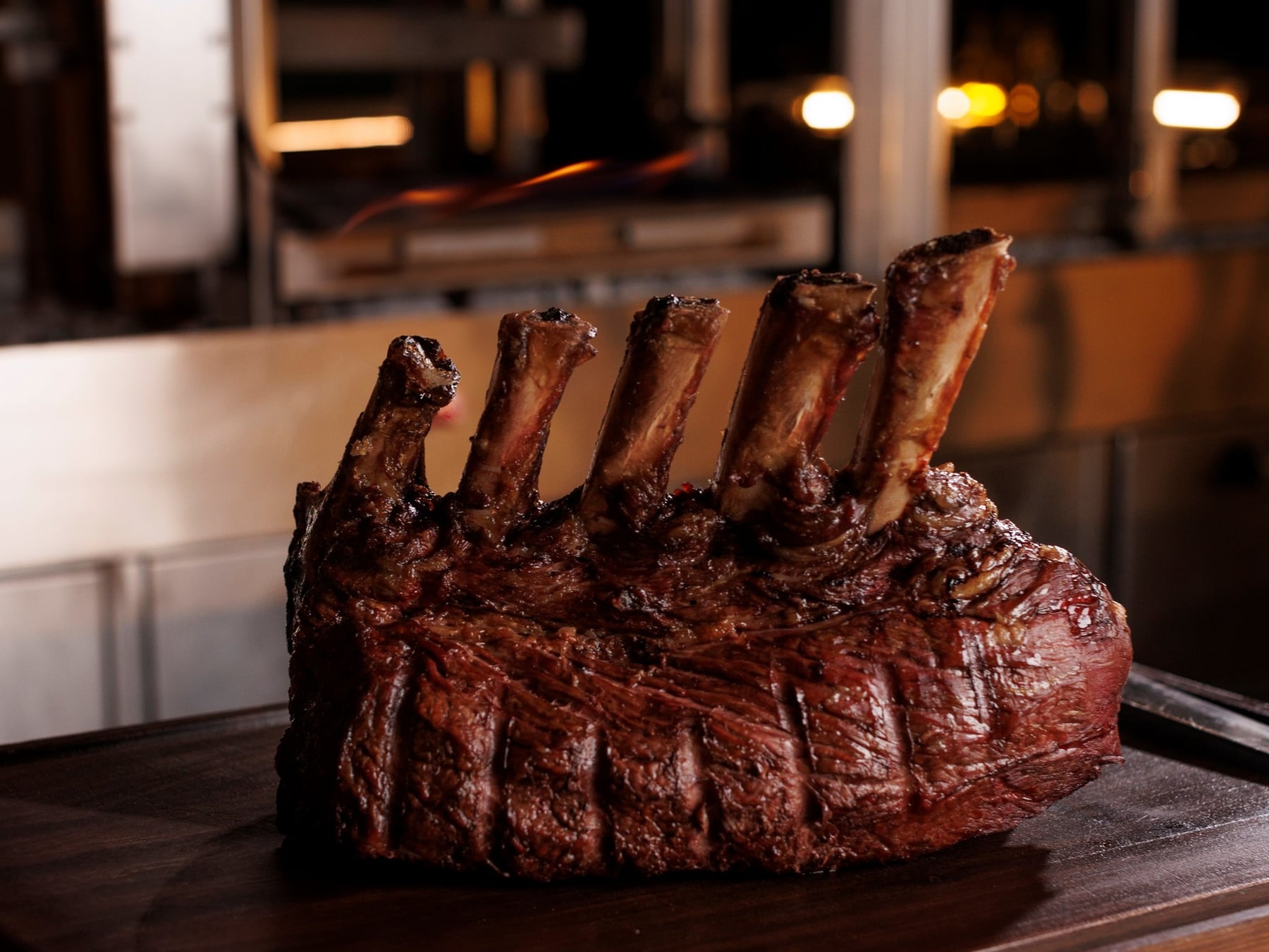 La barra alrededor del fuego: cómo se cocina el primer puesto mundial del asado argentino