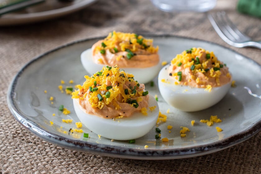Un colador fino y un cambio de orden: la clave para que los huevos rellenos queden más cremosos