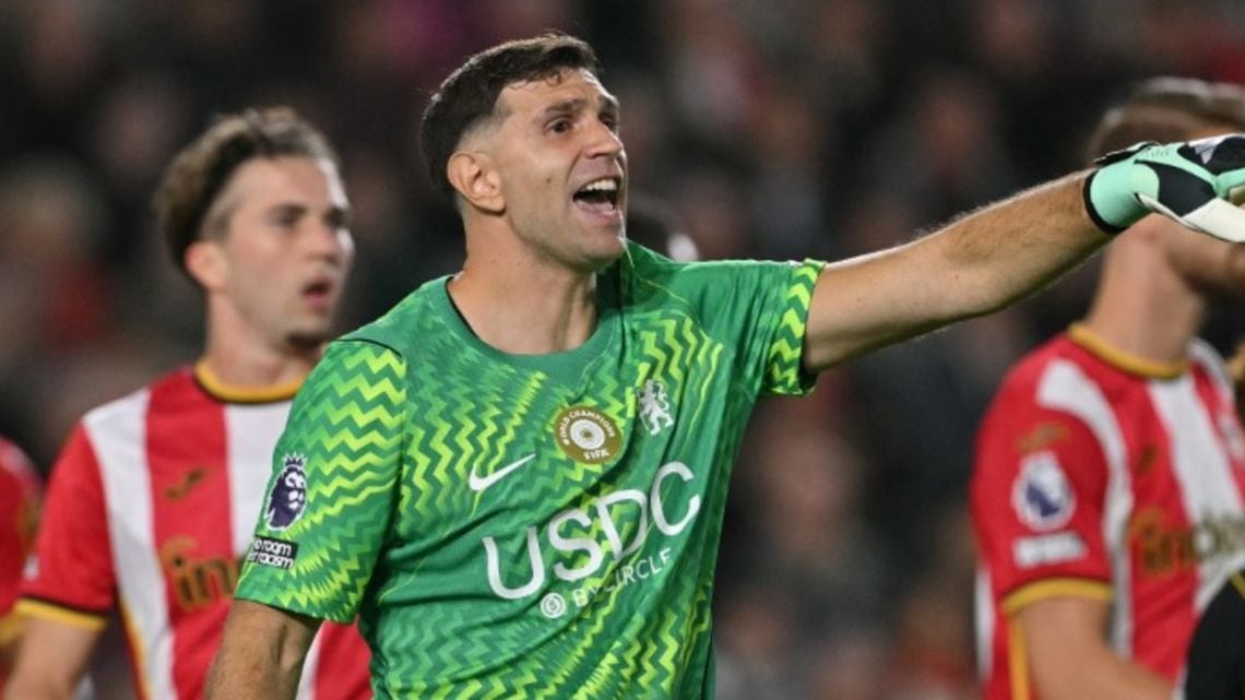Chelsea se dio la cabeza contra la pared en Brentford: 3-0 y el arco de Martínez, otra vez, sin cerrar