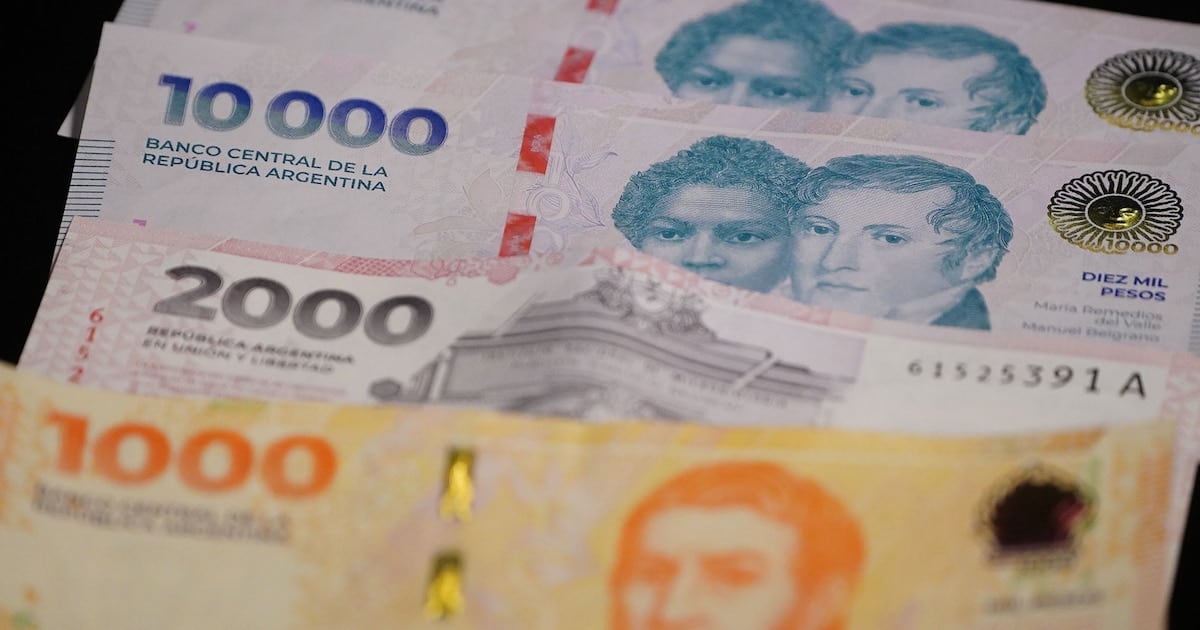 El billete de mil pesos pierde terreno en el bolsillo: en agosto de 2026 apenas cubría 200 gramos de pan o medio litro de nafta súper