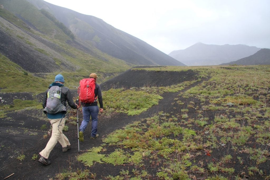 Caminar por las entrañas del Malacara, el volcán mendocino que esconde tres cráteres bajo sus paredes