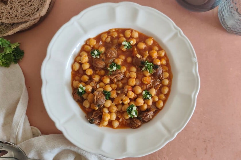 Garbanzos con zamburiñas: un guiso de pantry que se resuelve en media hora