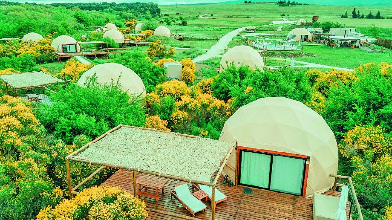 Cinco opciones de glamping a menos de 120 kilómetros de la ciudad de Buenos Aires, con tarifas y servicios comparados