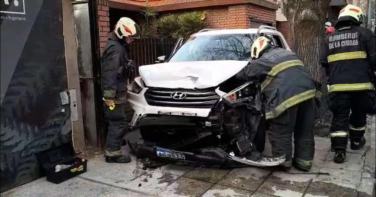 Choque en Palermo: un auto terminó sobre la vereda y la pesquisa policial sigue sin definirse