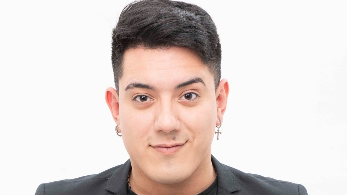 Iván Ramírez deja las pelucas y se planta en el escenario con la garganta propia: “No sé cantar con mi voz”