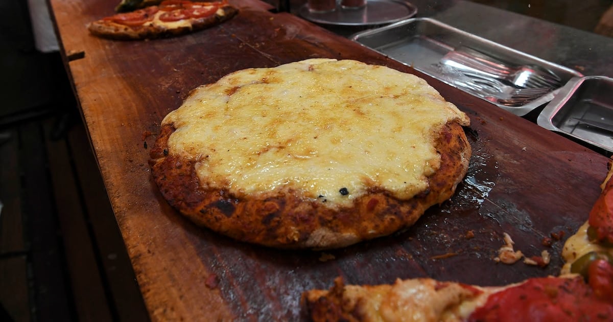 Una visita a Güerrín: el detalle de una cuenta de pizza, fainá y cerveza que ilustra el peso de cada producto en el gasto