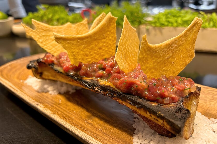 Steak tartar sobre tuétano caliente: el plato que Rafa Liñán sirve en una barra sevillana