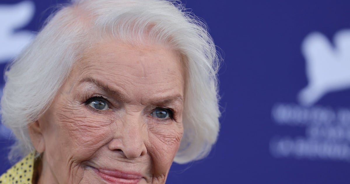 A los 93, Ellen Burstyn pasea, levanta peso y no se queda quieta: la rutina que la actriz eligió para seguir de pie