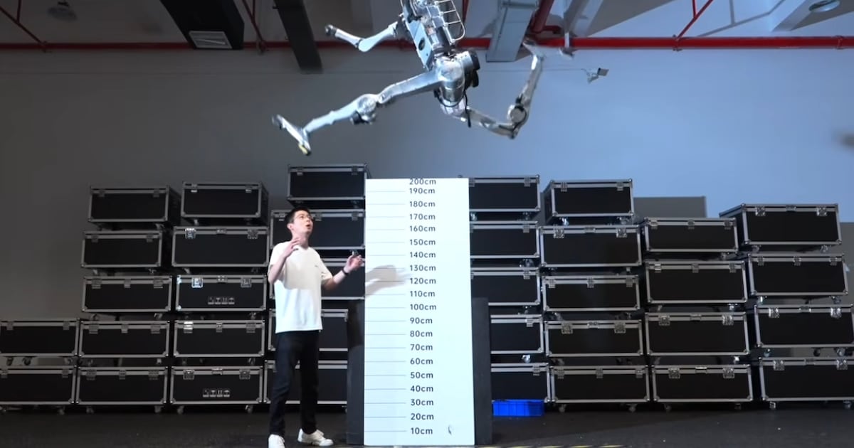 En India, una mujer graba videos de tareas domésticas para entrenar robots con inteligencia artificial y cobra por cada material aprobado