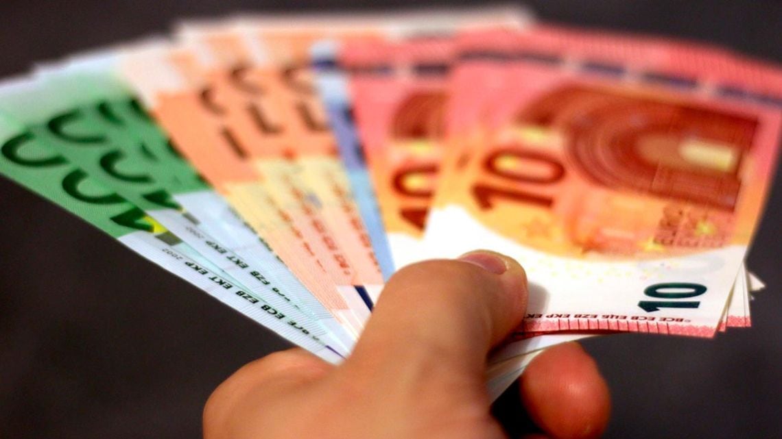 El euro blue arranca la rueda con un salto de seis pesos y se ofrece a 1.855,75 para la venta