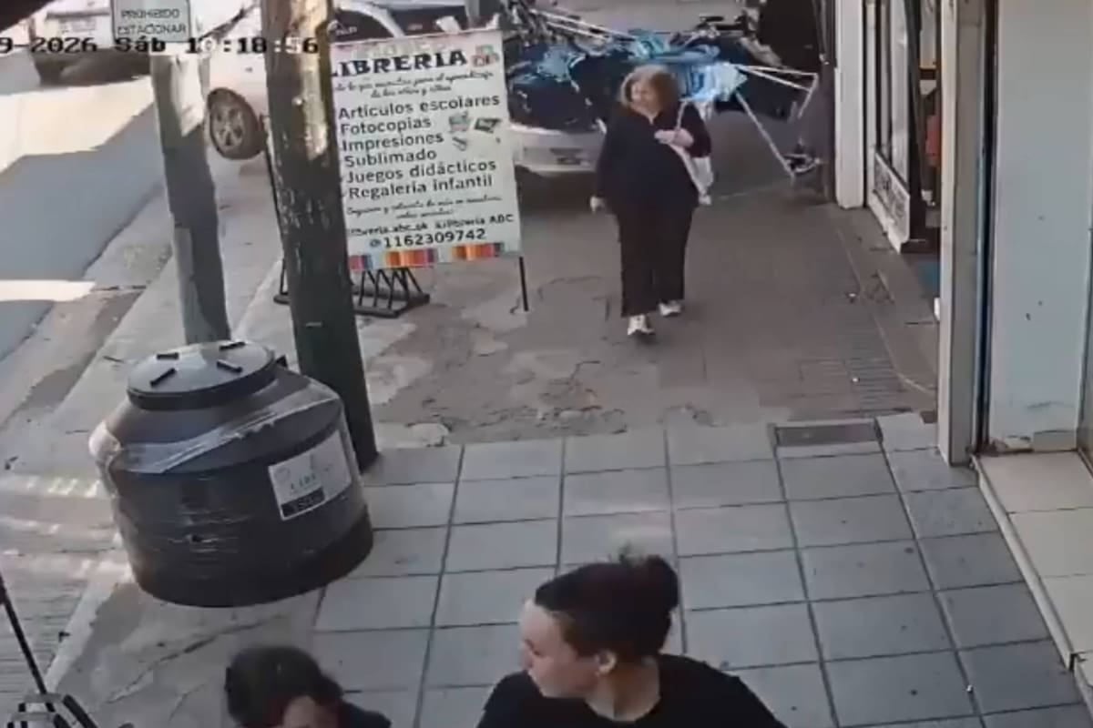 Una joven resultó herida al ser atropellada por un auto que terminó dentro de un local de ropa en Almirante Brown