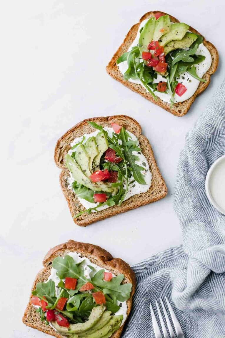 Tostadas con palta: cinco variantes para resolver cualquier comida del día sin complicarse