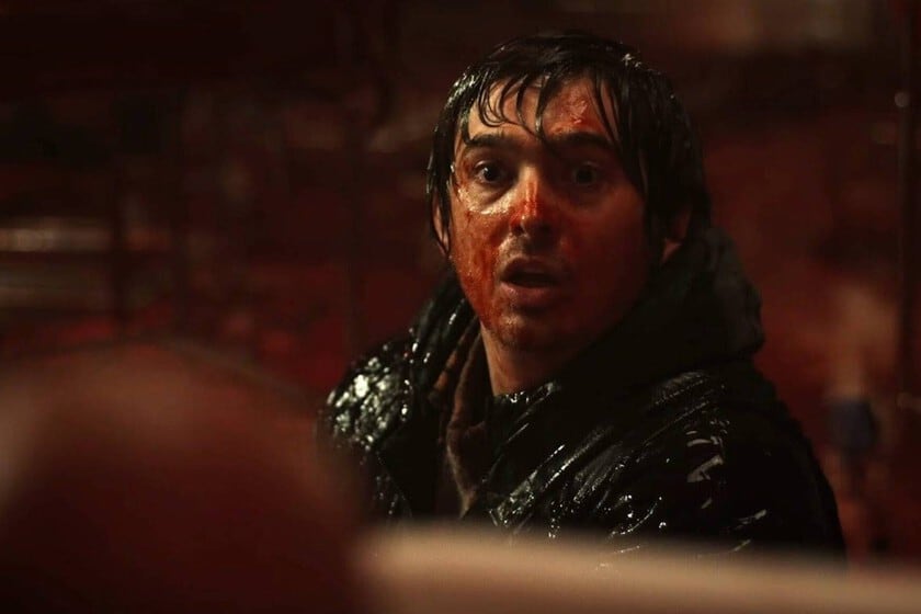 Austin Abrams corre, se infecta y muere: así se juega Zach Cregger con Resident Evil