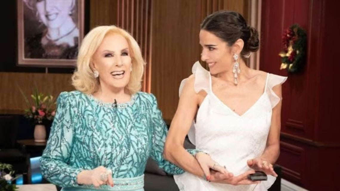 Juana Viale se queda con la mesa servida hasta que Mirtha vuelva a su casa