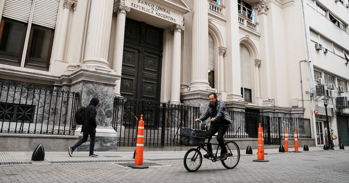 El viernes dejó al dólar oficial en su techo nominal y al blue sin movimientos en $1.560