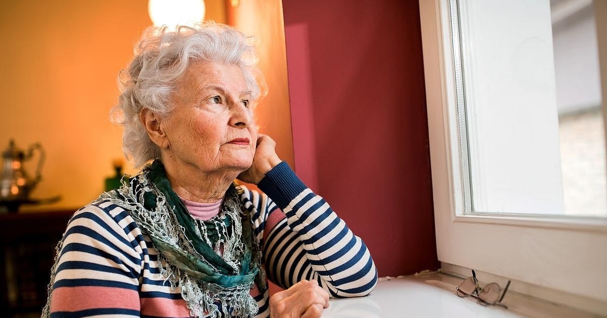 Estar solo y sentirse solo: dos puertas distintas hacia la misma pérdida de años