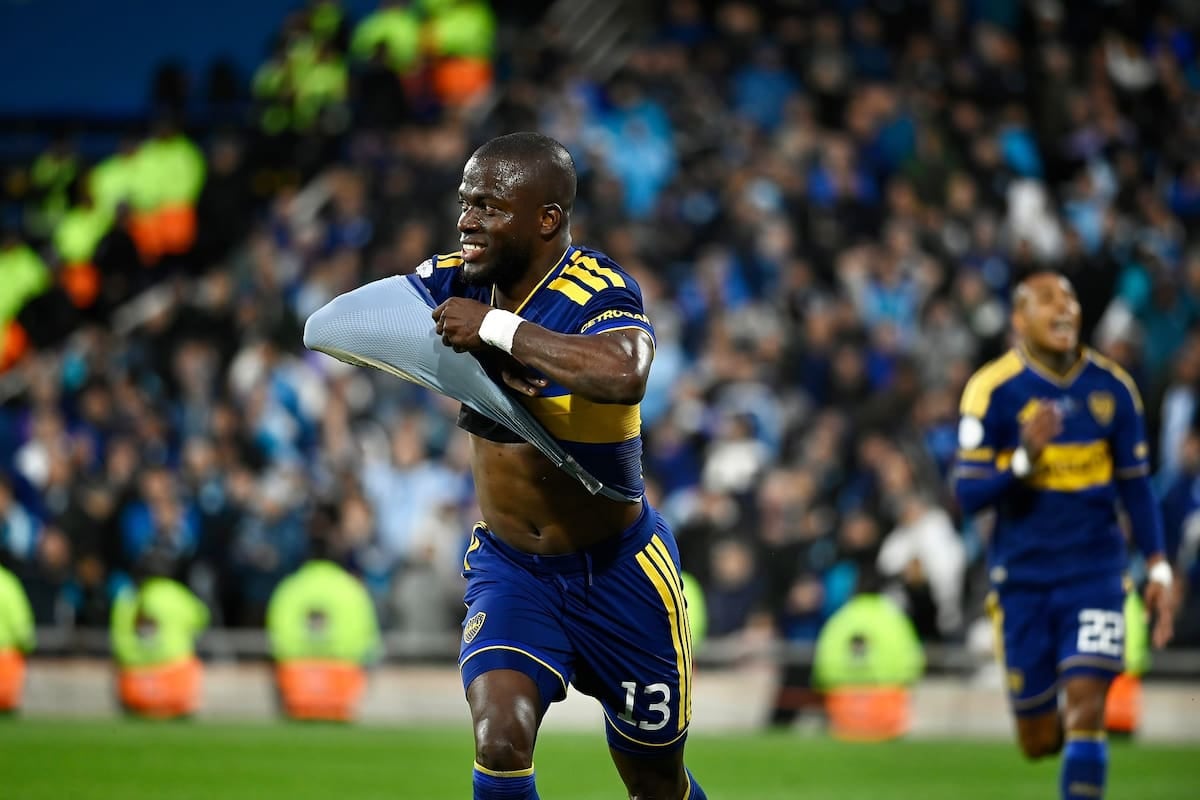El Monumental de Arroyito vibró con los tres cabezazos de Valencia y la remontada de Boca