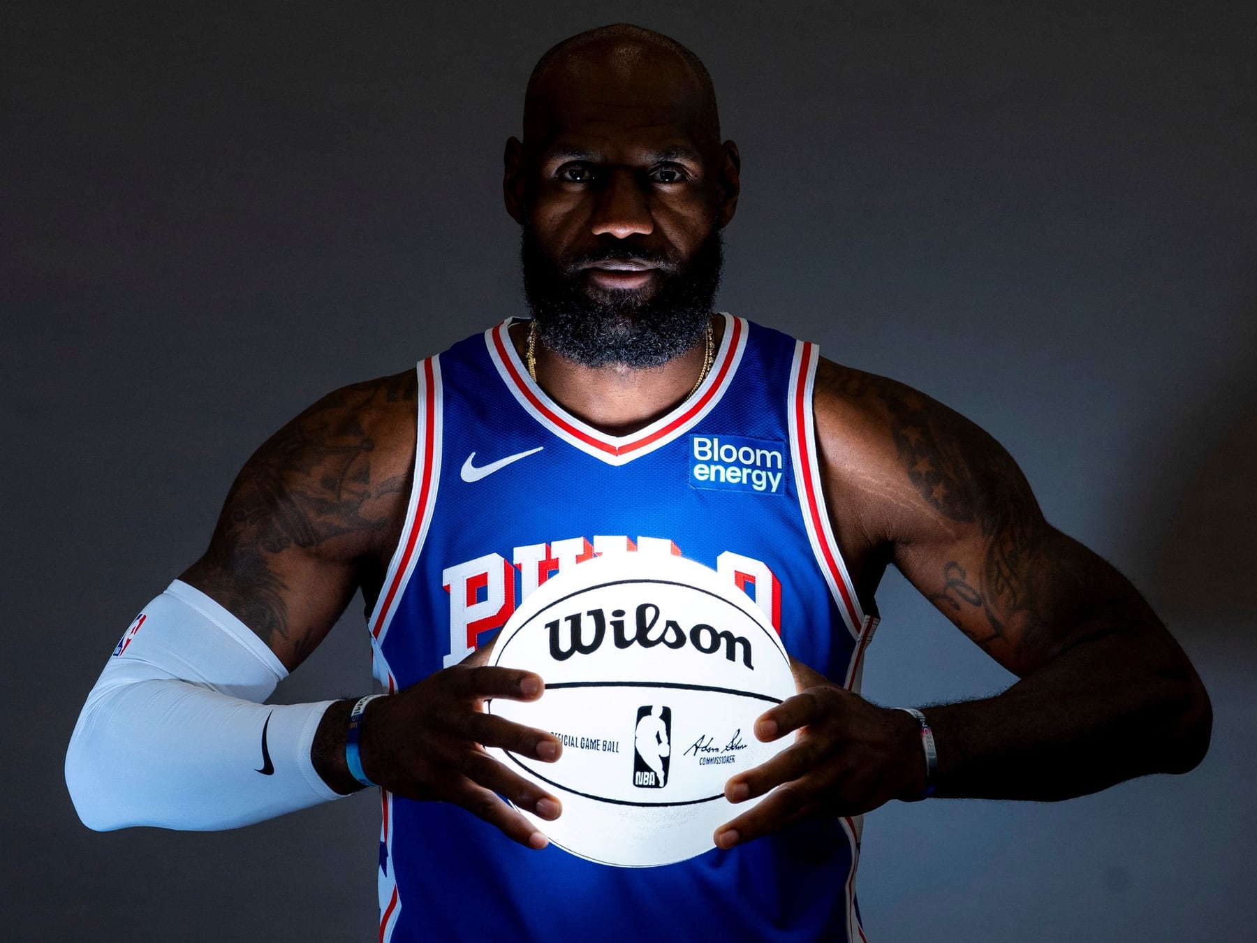 LeBron James recaló en Philadelphia a los 41 años y va por el quinto anillo