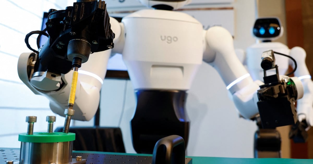 Un hospital de Nagoya prueba un robot humanoide con IA para guiar a pacientes y retirar platos