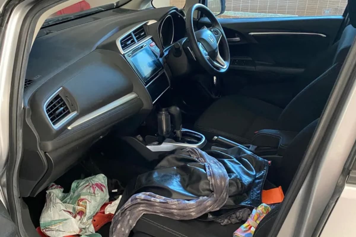 El auto como reflejo de la rutina: cuando el desorden al volante pesa más que el barro