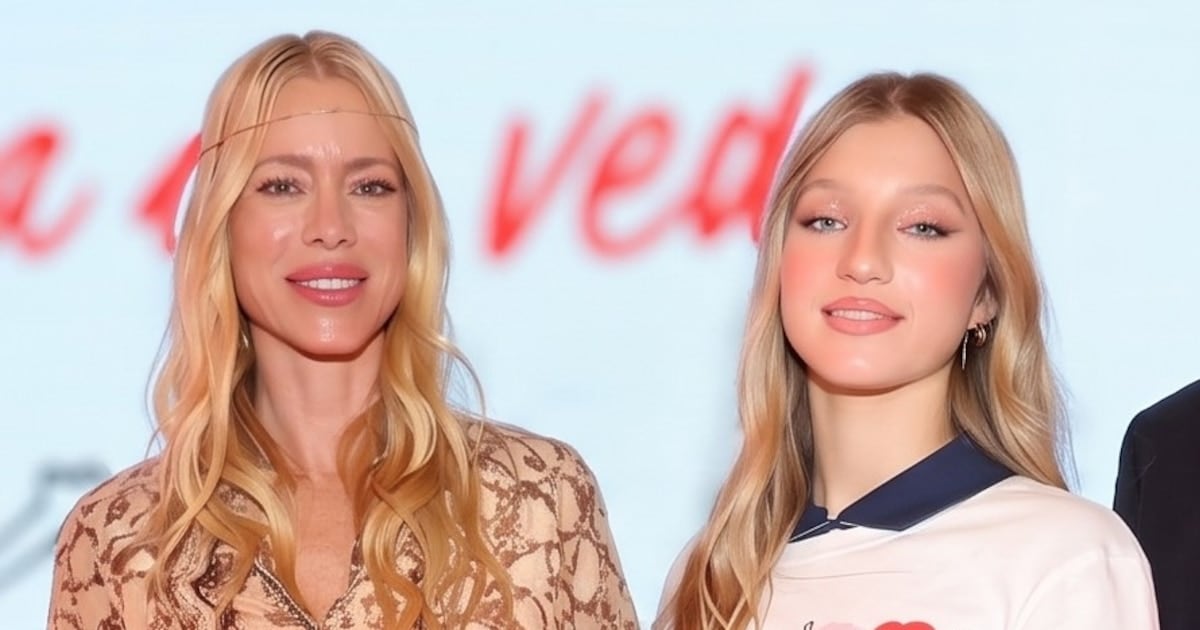 Allegra Cubero se calzó la gorra plateada y Nicole Neumann la aplaudió desde la primera fila