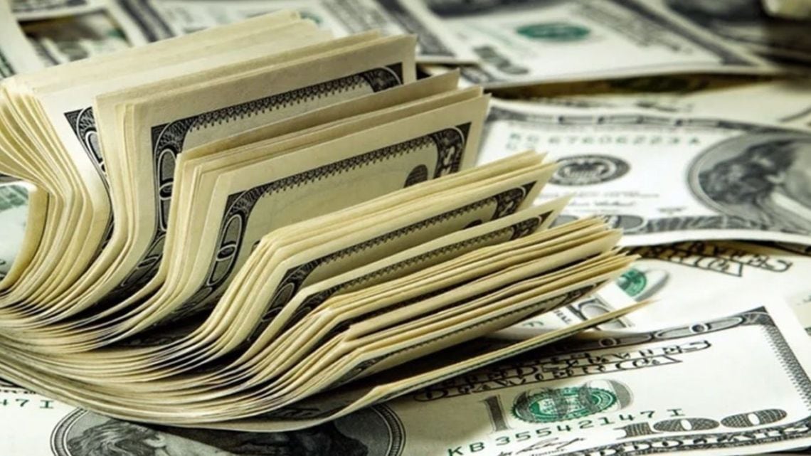 La cuarta rueda de la semana dejó al dólar blue cinco pesos más barato y otra vez debajo de la pizarra del Nación
