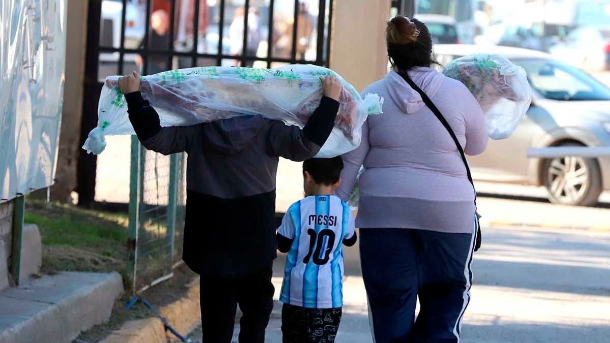 Dos sábados para llenar el changuito en el Mercado Concentrador de Neuquén