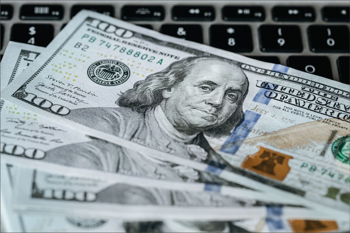 El dólar oficial se sostiene en $1540 y el blue en $1560 tras el cierre de la semana