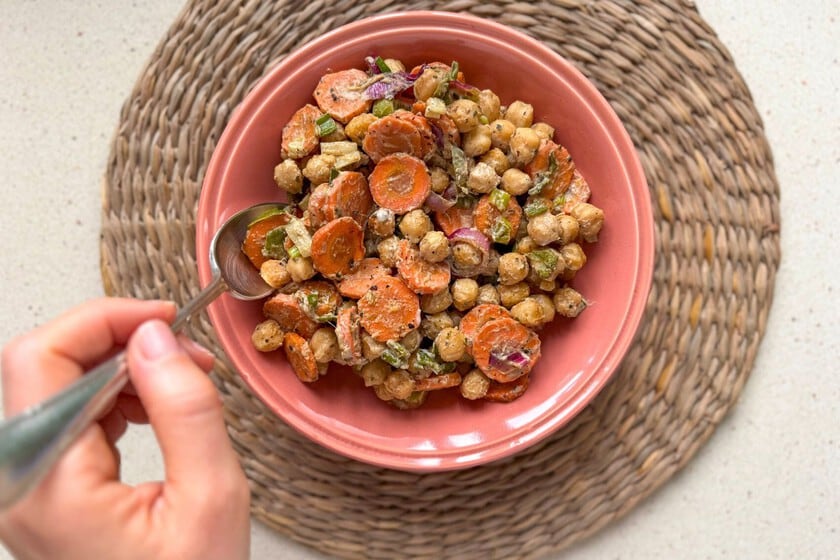 Una ensalada templada de garbanzos y zanahoria, con la cremosidad del tahini como protagonista