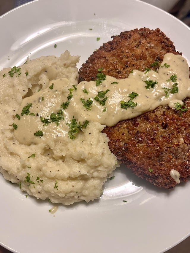 Pachu Peña se fue de MasterChef Celebrity con la milanesa cruda, con grasa y con un trozo de film que casi se come un chef