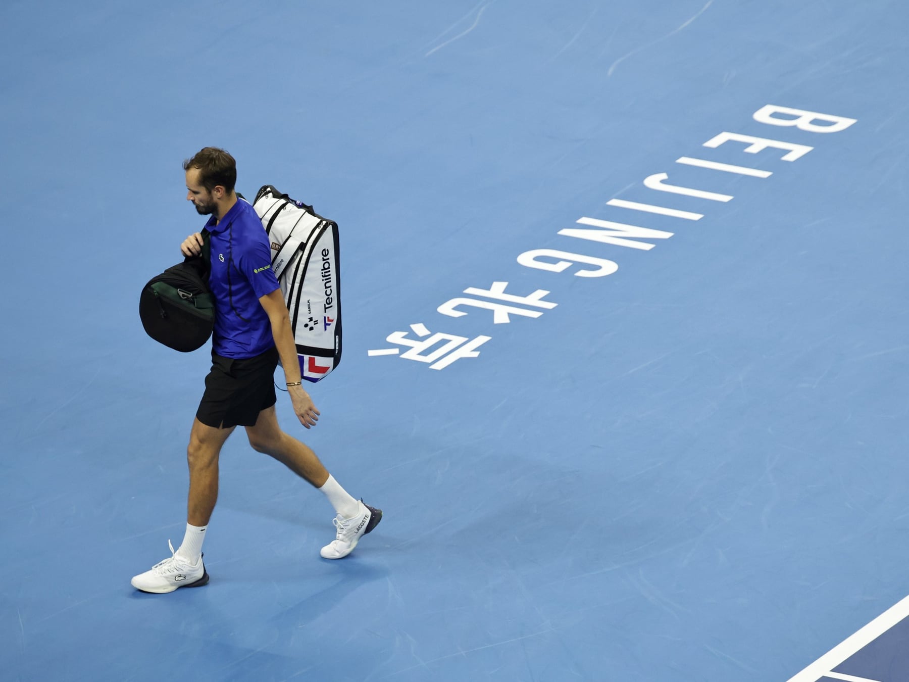 Un final con sabor amargo en la pista central de Pekín: Djokovic a la final y Medvedev afuera por un accidente que nadie deseó