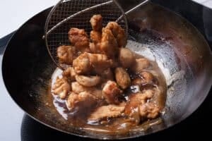Cómo preparar pollo al limón con rebozado crocante y salsa agridulce: la receta paso a paso