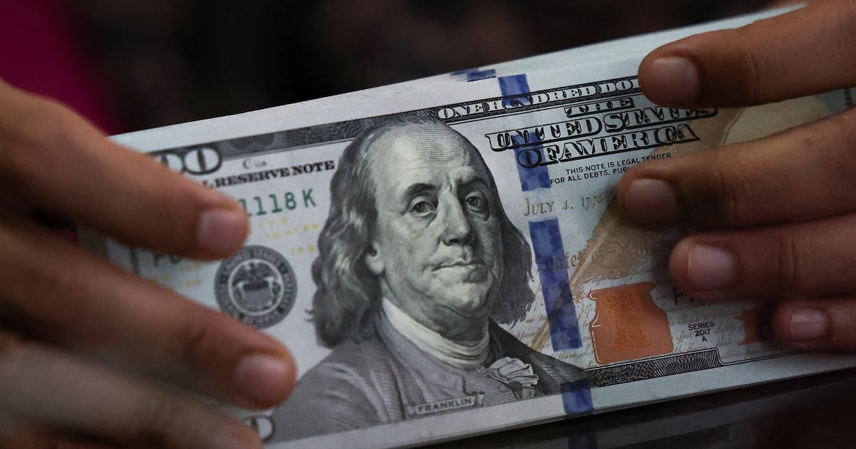 Cotizaciones del dólar en el cierre de la jornada: el mayorista completó tres ruedas estables en $1.520 y el blue tocó $1.550