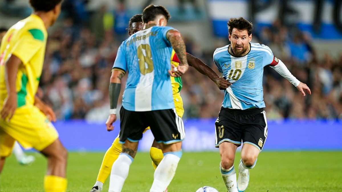 Abrazo del Monumental y gol de Otamendi para empezar a despedir al diez