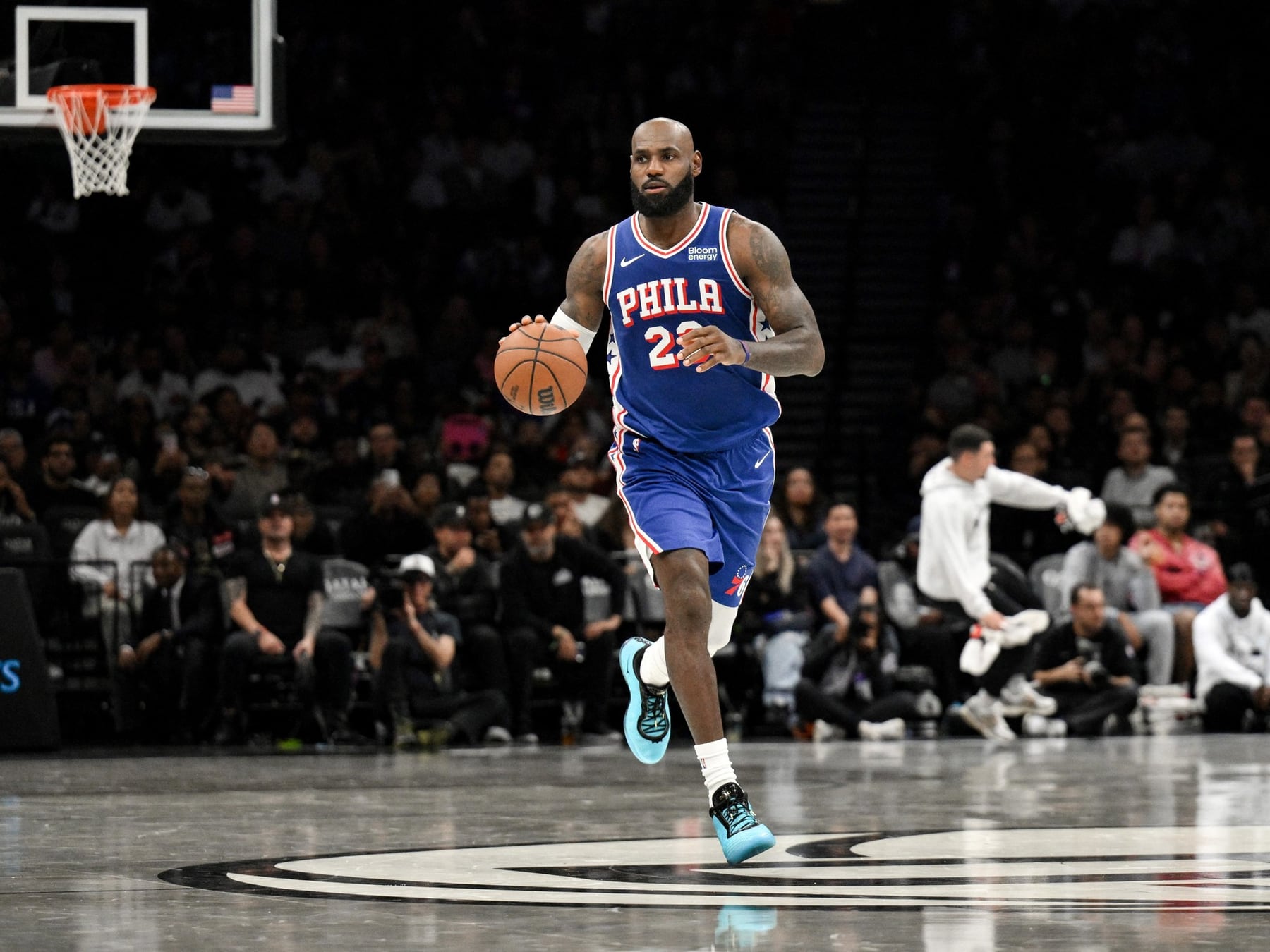 A los 41 años, LeBron James se calzó la camiseta de los Sixers y Brooklyn le dio una lección de pretemporada