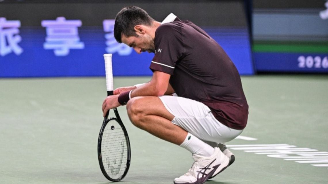 El reloj le pasa la cuenta: Djokovic se cae en Shanghái y queda contra las cuerdas para las Finales