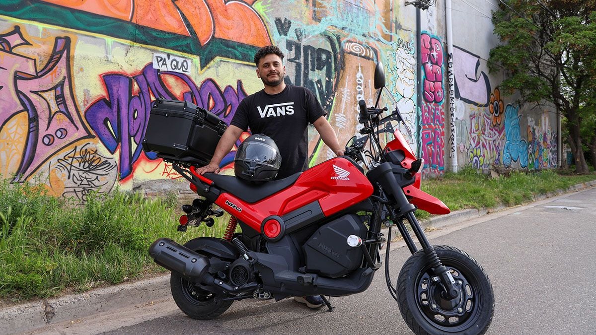 Un mecánico neuquino liquidó su taller, se sube a una Honda Navi y se va a Alaska por dos años