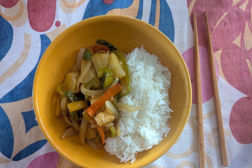 Tofu agridulce con piña: cómo recrear en casa el salteado clásico de la cocina china sin perder su esencia