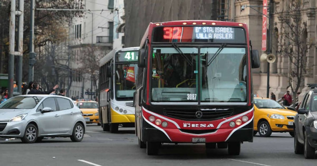Pasaje arriba, pasajeros abajo: cuánto cuesta hoy subirse al colectivo en cada rincón del país