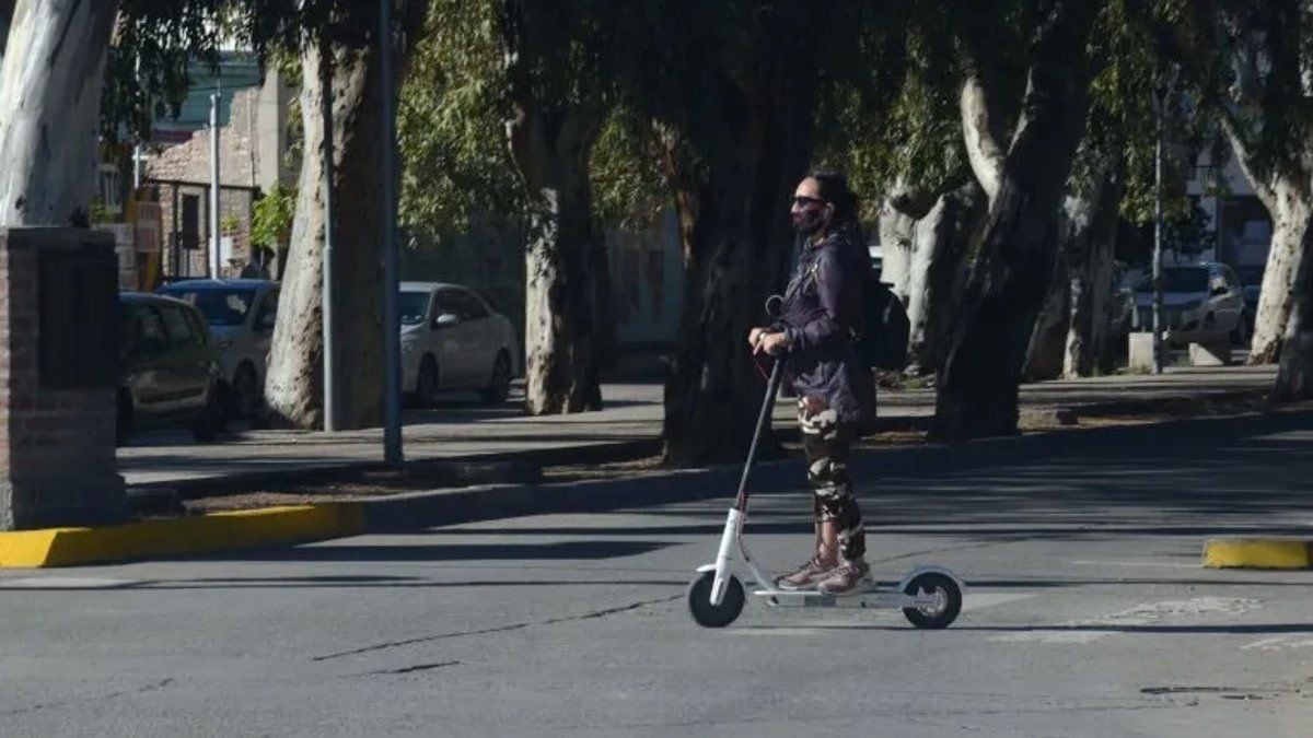 Neuquén suma monopatines públicos al centro: la app, el casco y los 1.100 pesos por hora que ya suenan en el barrio