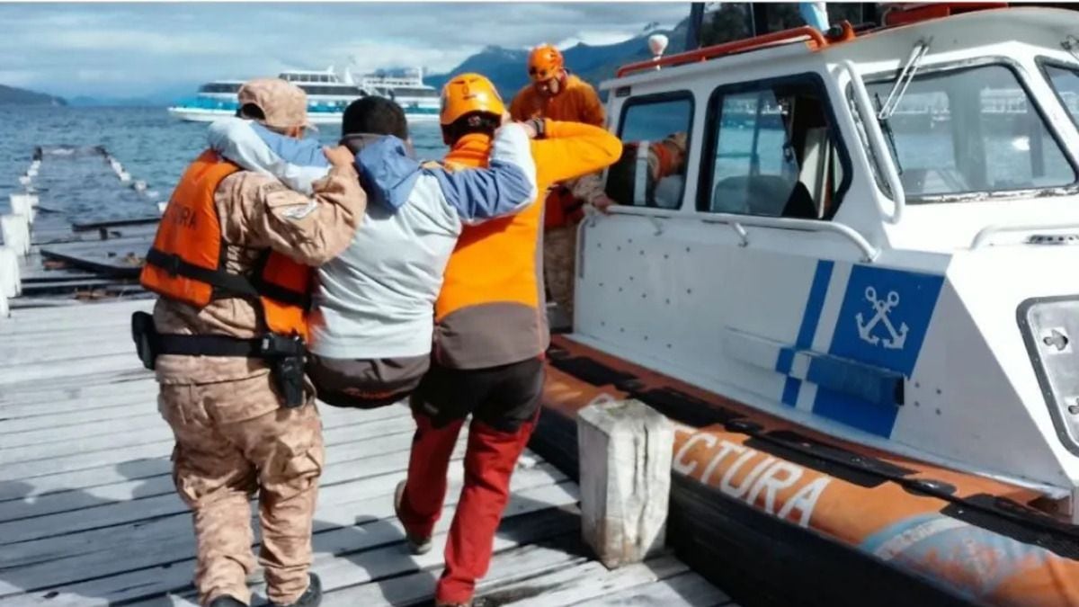 Un tobillo fracturado a diez kilómetros del acceso: la tarde que Prefectura salió al cruce del Arrayanes